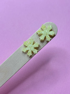 Snowflake studs 2cm pastel yellow